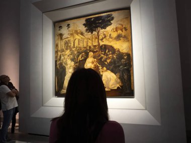 FLORENCE, ITALY - 24 Mart 2024 Uffizi Galerisi dünyanın en önemli müzelerinden biri akıllı telefon Leonardo da Vinci Hall ile fotoğraf çeken turistlerle dolu.