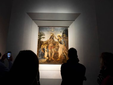 FLORENCE, ITALY - 24 Mart 2024 Uffizi Galerisi dünyanın en önemli müzelerinden biri akıllı telefon Leonardo da Vinci Hall ile fotoğraf çeken turistlerle dolu.