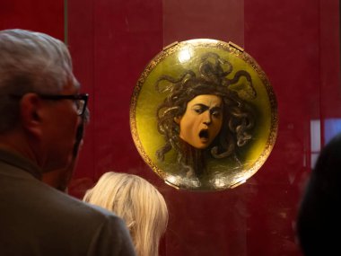 FLORENCE, ITALY - 24 Mart 2024 - Uffizi Galerisi Dünyanın en önemli müzelerinden biri Bernini 'nin Medusa' sı