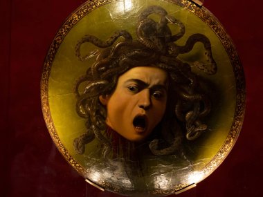 FLORENCE, ITALY - 24 Mart 2024 - Uffizi Galerisi Dünyanın en önemli müzelerinden biri Bernini 'nin Medusa' sı