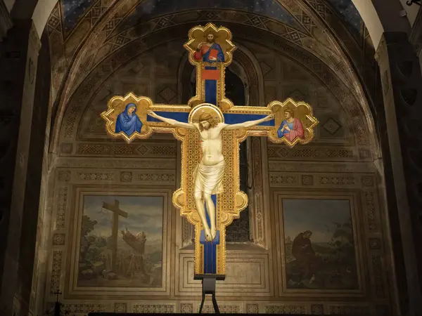 FLORENCE, İtalya - 23 Mart 2024 Ognissanti 'deki Chiesa di San Salvatore' un İçi. Giotto haç boyadı.