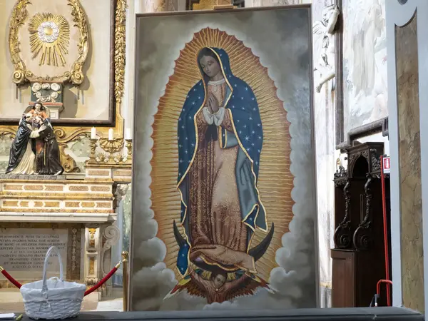 FLORENCE, İtalya - 23 Mart 2024 Ognissanti 'deki Chiesa di San Salvatore' un İçişleri. Guadalupe leydimiz.