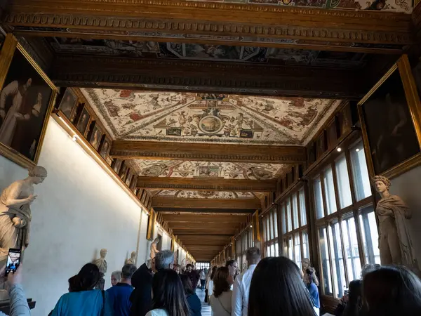 FLORENCE, İTALYA - 24 Mart 2024 Uffizi Galerisi dünyanın en önemli müzelerinden biri.