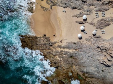 Bir baja california sur Pasifik Okyanusu sahili hava manzarası güneş şemsiyeli ve güneşli yataklı San Jose del Cabo