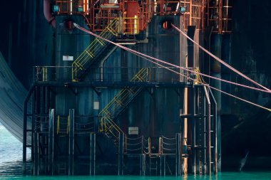 İtalya 'nın Ceneviz Limanı' nda demirlemiş bir regasifier gemisi LNG Sıvılaştırılmış Doğal Gaz tankeri.