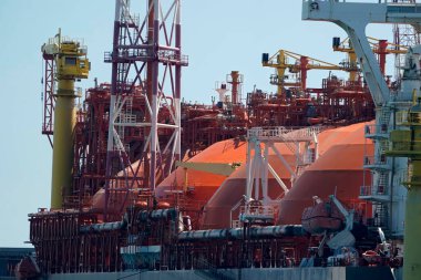 İtalya 'nın Ceneviz Limanı' nda demirlemiş bir regasifier gemisi LNG Sıvılaştırılmış Doğal Gaz tankeri.