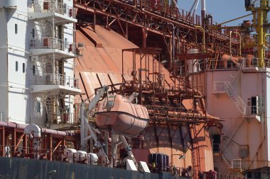 İtalya 'nın Ceneviz Limanı' nda demirlemiş bir regasifier gemisi LNG Sıvılaştırılmış Doğal Gaz tankeri.