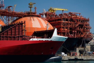 İtalya 'nın Ceneviz Limanı' nda demirlemiş bir regasifier gemisi LNG Sıvılaştırılmış Doğal Gaz tankeri.
