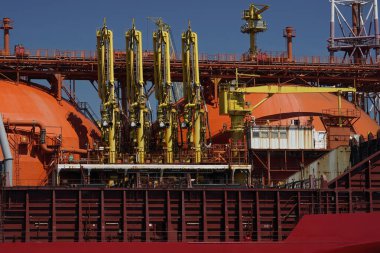 İtalya 'nın Ceneviz Limanı' nda demirlemiş bir regasifier gemisi LNG Sıvılaştırılmış Doğal Gaz tankeri.