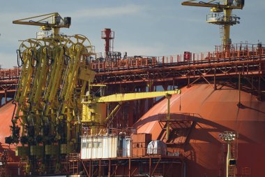 İtalya 'nın Ceneviz Limanı' nda demirlemiş bir regasifier gemisi LNG Sıvılaştırılmış Doğal Gaz tankeri.