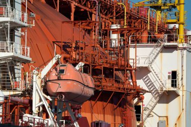 İtalya 'nın Ceneviz Limanı' nda demirlemiş bir regasifier gemisi LNG Sıvılaştırılmış Doğal Gaz tankeri.