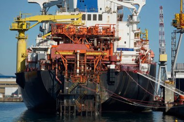 İtalya 'nın Ceneviz Limanı' nda demirlemiş bir regasifier gemisi LNG Sıvılaştırılmış Doğal Gaz tankeri.