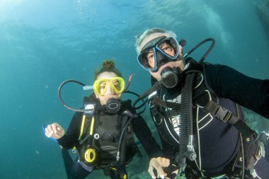 Güzel kızıl saçlı selfie. Latin dalgıcı su altında dalıyor.