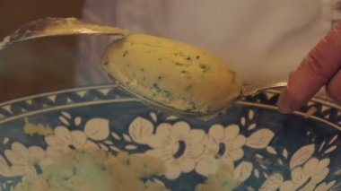 Portekiz 'de mükemmel bir morina balığı kroketi yapmak. Ağır çekimde yakın çekim.