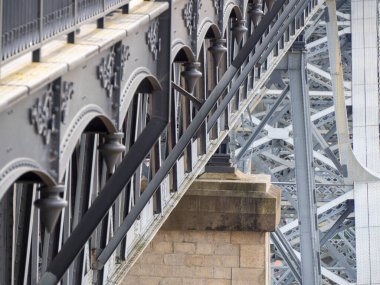 Porto, Portekiz, Douro Nehri üzerindeki I. Luis Köprüsü 'nün alışılmadık manzarası.