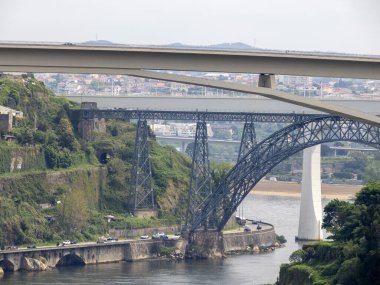 Porto, Portekiz, Douro Nehri üzerindeki I. Luis Köprüsü 'nün alışılmadık manzarası.