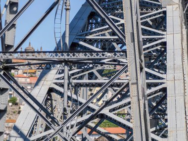 Porto, Portekiz, Douro Nehri üzerindeki I. Luis Köprüsü 'nün alışılmadık bir ayrıntısı.