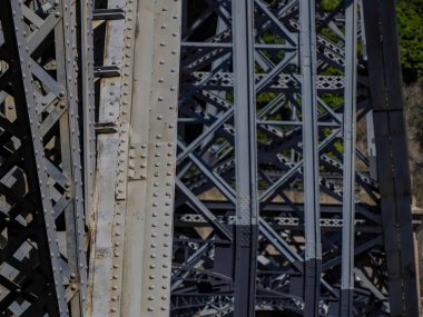 Porto, Portekiz, Douro Nehri üzerindeki I. Luis Köprüsü 'nün alışılmadık bir ayrıntısı.