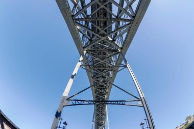 Porto, Portekiz, Douro Nehri üzerindeki I. Luis Köprüsü 'nün alışılmadık manzarası.