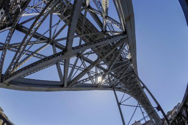 Porto, Portekiz, Douro Nehri üzerindeki I. Luis Köprüsü 'nün alışılmadık manzarası.