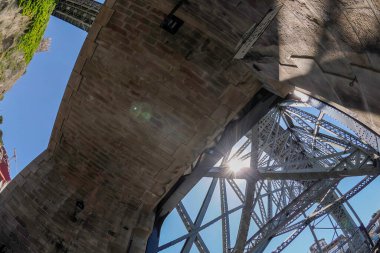 Porto, Portekiz, Douro Nehri üzerindeki I. Luis Köprüsü 'nün alışılmadık bir ayrıntısı.