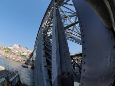 Porto, Portekiz, Douro Nehri üzerindeki I. Luis Köprüsü 'nün alışılmadık manzarası.