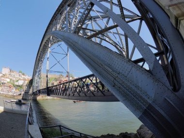 Porto, Portekiz, Douro Nehri üzerindeki I. Luis Köprüsü 'nün alışılmadık manzarası.