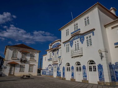 Aveiro tren istasyonu birçok tipik mavi Azulejos panelleri bölgesel motifleri görüntüleme fabrika Fabrica da Fonte Nova ile süslü tarihi binadır. Portekiz.