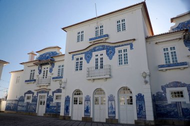 Aveiro tren istasyonu birçok tipik mavi Azulejos panelleri bölgesel motifleri görüntüleme fabrika Fabrica da Fonte Nova ile süslü tarihi binadır. Portekiz.