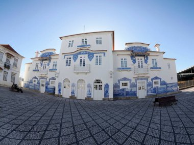 Aveiro tren istasyonu birçok tipik mavi Azulejos panelleri bölgesel motifleri görüntüleme fabrika Fabrica da Fonte Nova ile süslü tarihi binadır. Portekiz.