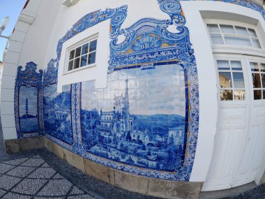 Aveiro tren istasyonu birçok tipik mavi Azulejos panelleri bölgesel motifleri görüntüleme fabrika Fabrica da Fonte Nova ile süslü tarihi binadır. Portekiz.