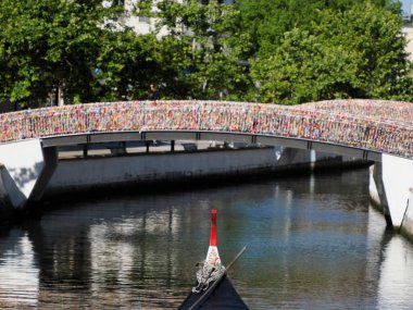 Aveiro Portekiz 'deki Portekiz Venedik köprüsünde aşk kurdeleleri