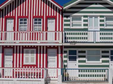 Portekiz, Aveiro 'da Praia Costa Nova do Prado Plajı' ndaki çizgili boyalı evler.