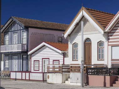 Portekiz, Aveiro 'da Praia Costa Nova do Prado Plajı' ndaki çizgili boyalı evler.