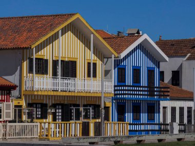 Portekiz, Aveiro 'da Praia Costa Nova do Prado Plajı' ndaki çizgili boyalı evler.
