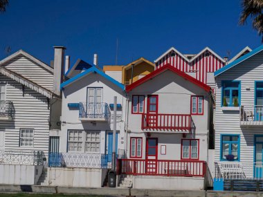 Portekiz, Aveiro 'da Praia Costa Nova do Prado Plajı' ndaki çizgili boyalı evler.