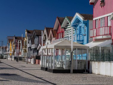 Portekiz, Aveiro 'da Praia Costa Nova do Prado Plajı' ndaki çizgili boyalı evler.