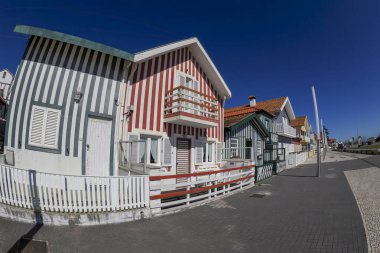 Portekiz, Aveiro 'da Praia Costa Nova do Prado Plajı' ndaki çizgili boyalı evler.