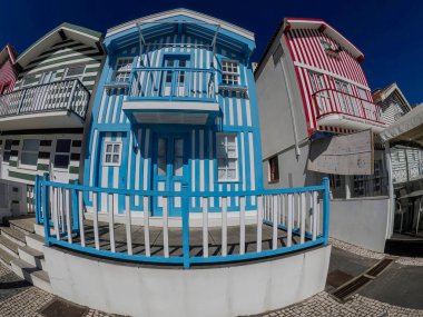 Portekiz, Aveiro 'da Praia Costa Nova do Prado Plajı' ndaki çizgili boyalı evler.