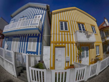 Portekiz, Aveiro 'da Praia Costa Nova do Prado Plajı' ndaki çizgili boyalı evler.