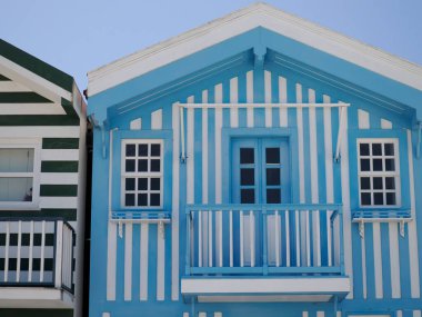 Portekiz, Aveiro 'da Praia Costa Nova do Prado Plajı' ndaki çizgili boyalı evler.