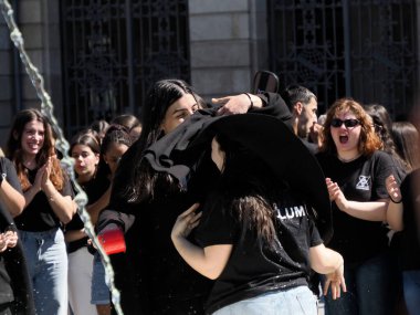 PORTO, PORTUGAL - 21 Nisan 2024 - Praxe - Portekiz akademik geleneği Aslan çeşmesinde üniversite öğrencilerinin vaftiz törenleriyle