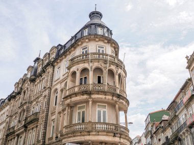 Avenida dos Aliados 'daki Rönesans binası Porto eski kasaba sokak manzaralı bina, Portekiz.