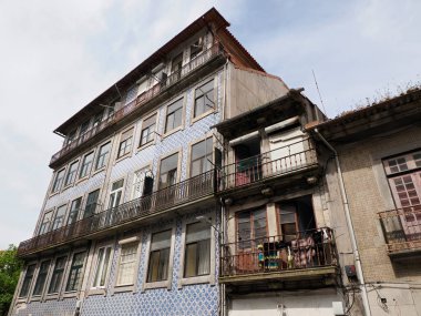 Porto eski kasaba sokak manzaralı bina, Portekiz.