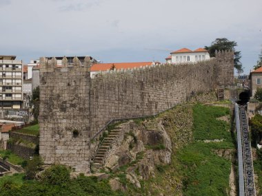 Porto 'nun ortaçağ duvarları ve telgrafı. Eski kasaba manzaralı bina. Portekiz manzaralı.