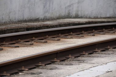 Porto Portekiz 'deki tramvay raylarının ayrıntıları Douro Nehri şehir manzarasındaki köprüden