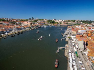 Douro Nehri şehir manzarasındaki köprüden Portekiz manzarası.