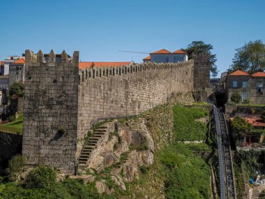 Porto 'nun ortaçağ duvarları ve telgrafı. Eski kasaba manzaralı bina. Portekiz manzaralı.