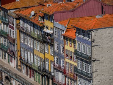 ribeira Porto eski kasaba sokak manzaralı bina, Portekiz.