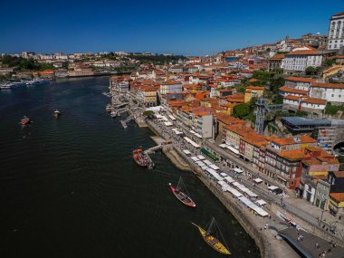 Ribeira Porto eski kasaba sokak manzaralı bina, Portekiz manzaralı Luis Bridge.